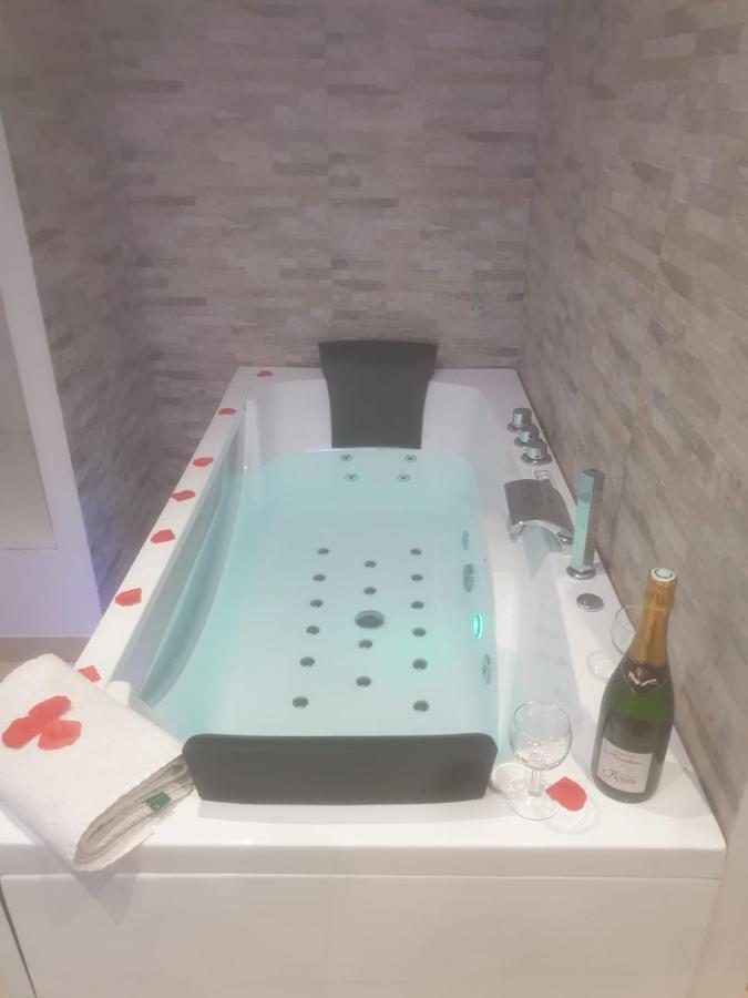 Spa Enzo Appartement Avec Jacuzzi Privatif Lyon Bagian luar foto