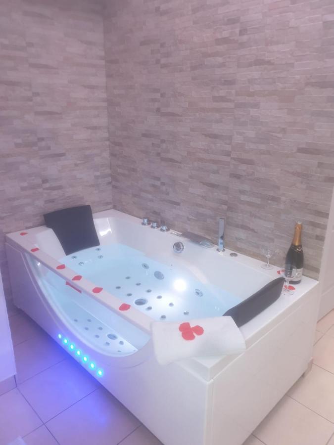 Spa Enzo Appartement Avec Jacuzzi Privatif Lyon Bagian luar foto